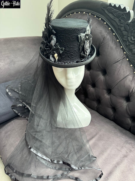 Nightwing Raven Top Hat 54cm